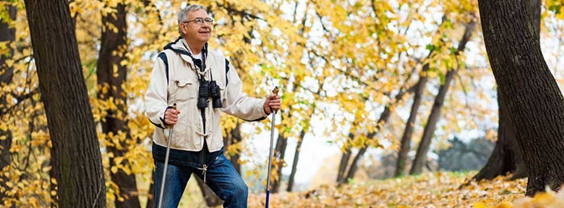 Hombre mayor haciendo senderismo en un bosque