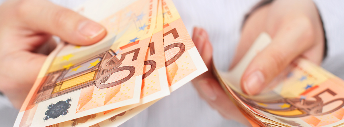 manos sujetando billetes de 50 euros