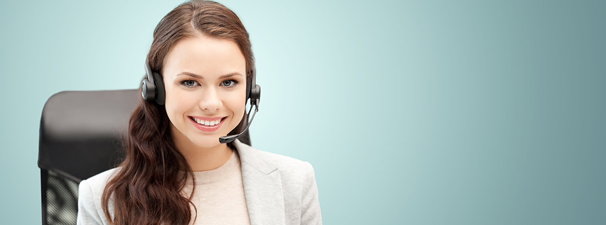Mujer de negocios con auriculares