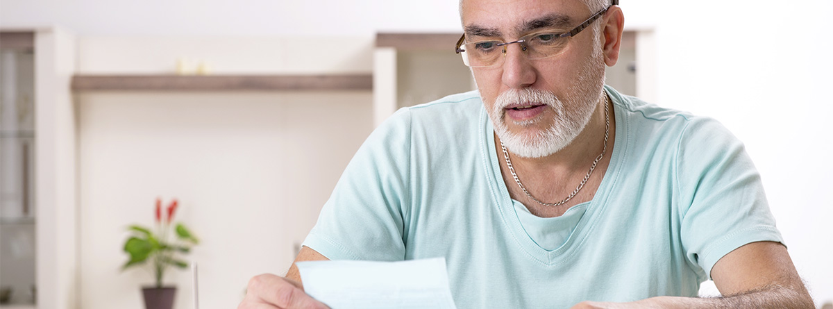 Senior haciendo cálculos para mejorar su ahorro.